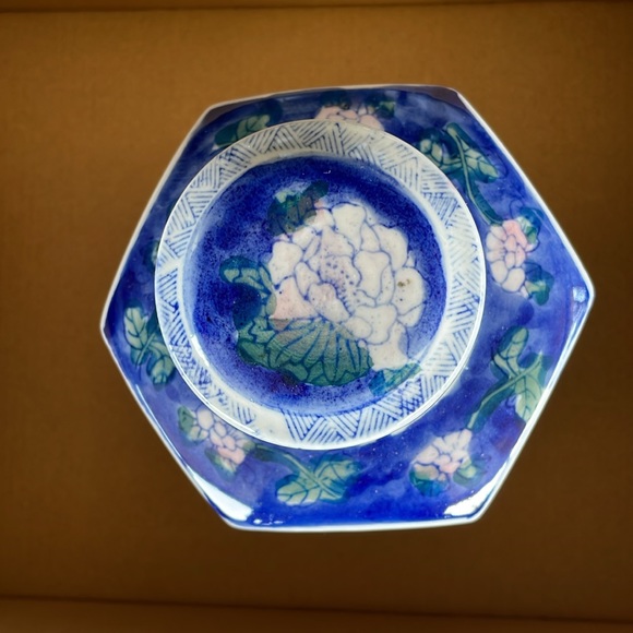 Blue & White Porcelain Chinese Hexagon Shape Ginger Jar; Floral Print - Picture 5 of 10